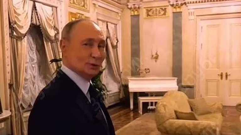 Για πρώτη φορά μέσα στο σπίτι του Πούτιν: Όλα τεράστια και χρυσά - Το λευκό πιάνο που δεν παίζει και το πορτρέτο ενός τσάρου