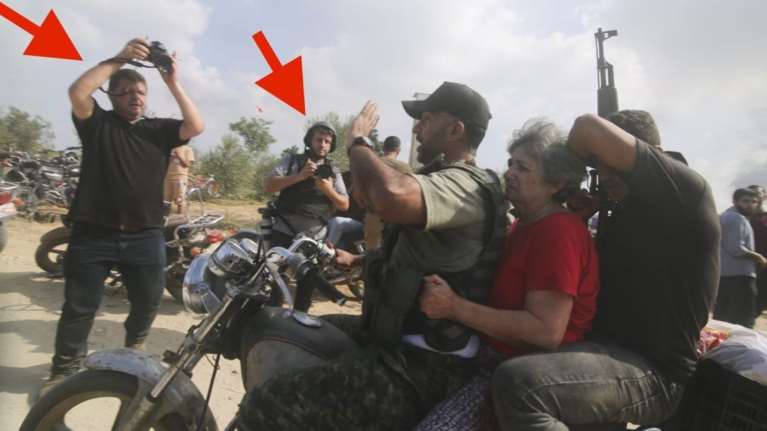 Φωτορεπόρτερς ήξεραν για τη σφαγή της Χαμάς;- Η κυβέρνηση του Ισραήλ ζητά εξηγήσεις, διαψεύδουν τα διεθνή ΜΜΕ