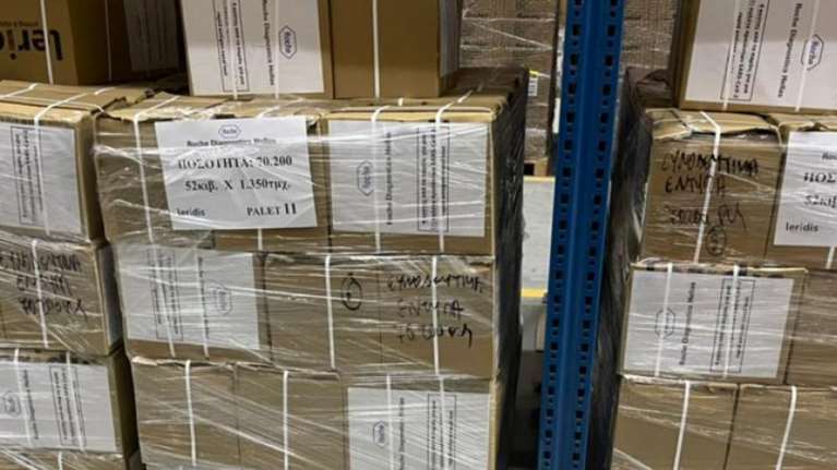 Έφτασαν τα πακέτα με 1 εκατ. self test στην Ελλάδα - Από αύριο στα φαρμακεία για μαθητές και εκπαιδευτικούς [εικόνες]