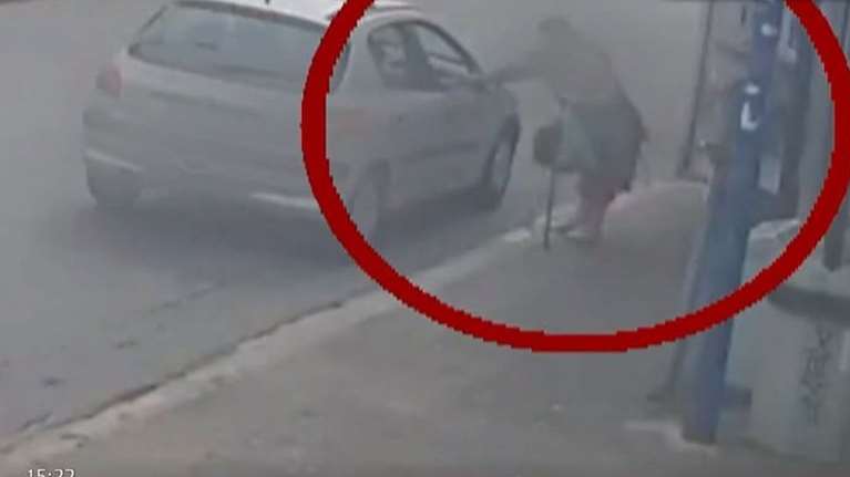 Έτσι δρούσε η συμμορία με τα κοστούμια- Πώς ξεγελούσαν ηλικιωμένους με την &quot;επιστροφή φόρου&quot;- Λεία άνω των 300.000 ευρώ