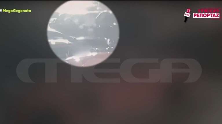 Βοτανικός: Βίντεο ντοκουμέντο - Η 15χρονη βγαίνει υποβασταζόμενη από το κλαμπ μετά την υπερβολική κατανάλωση αλκοόλ