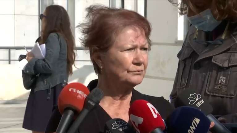 Δίκη Ζακ Κωστόπουλου: Οργή από τη γιαγιά του - &quot;Τον χτυπούσαν 25 λεπτά, η αστυνομία πού ήταν;&quot; [Βίντεο]