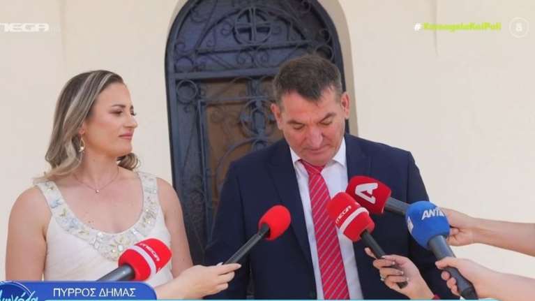 Πύρρος Δήμας: &quot;Λύγισε&quot; στη βάπτιση της κόρης του - &quot;Πήρε το όνομα της μητέρας μου&quot; - Γιατί έλειπαν τα άλλα παιδιά του [βίντεο]