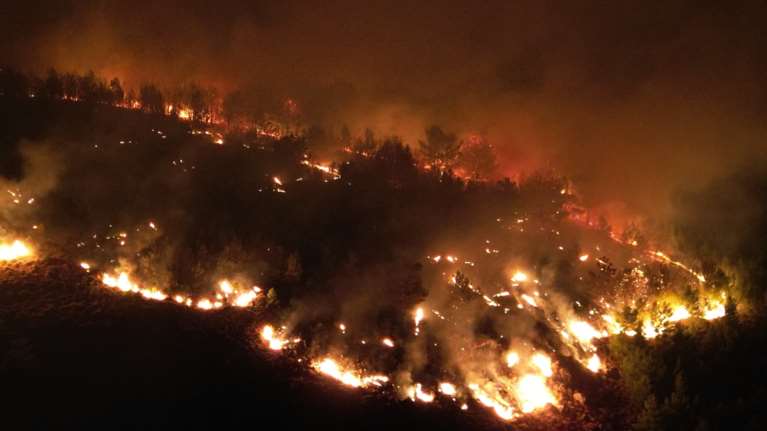 Μάχη με τις φλόγες στη Χίο: Από τροχαίο προκλήθηκε η φωτιά, μεθυσμένος ο οδηγός - Εκκενώθηκαν δύο οικισμοί [εικόνες, βίντεο]