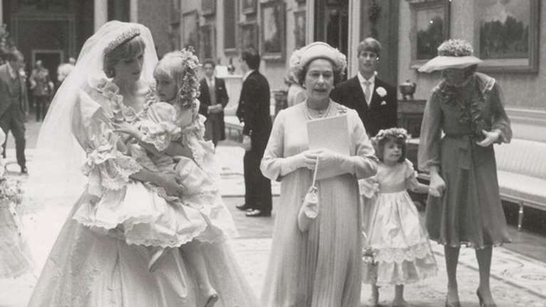 Η "εντολή" της βασίλισσας Ελισάβετ προς την Νταϊάνα: Τι της ψιθύρισε πάνω στο μπαλκόνι του Μπάκιγχαμ