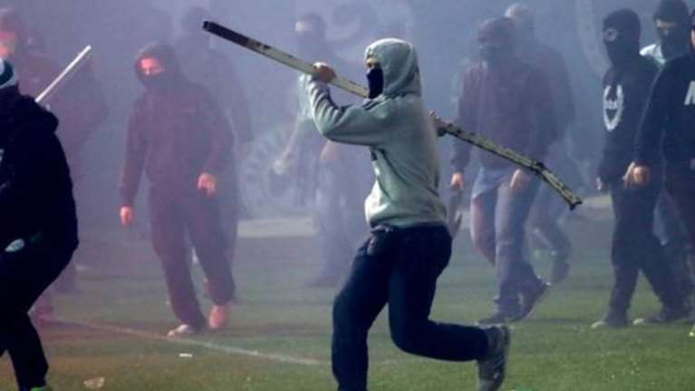 Οπαδική βία: Με δόλωμα ένα χαρτζιλίκι στρατολογούνται οι νεαροί χούλιγκαν - Πώς τους προσεγγίζουν τα "κεφάλια"