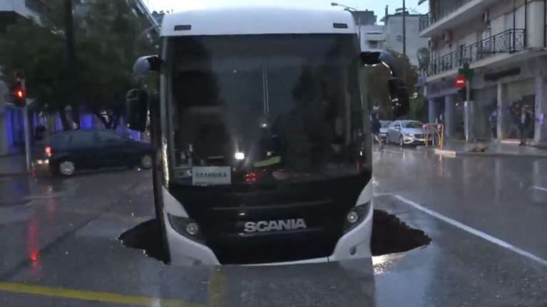 Τρόμος στη Θεσσαλονίκη: Ξαφνικά άνοιξε η γη και… κατάπιε το λεωφορείο [εικόνες - βίντεο]