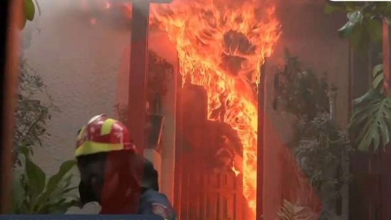 Φωτιά στην Αττική: Πυροσβέστης εμπόδισε γυναίκα να μπει στο φλεγόμενο σπίτι της και δευτερόλεπτα μετά έγινε έκρηξη [βίντεο]