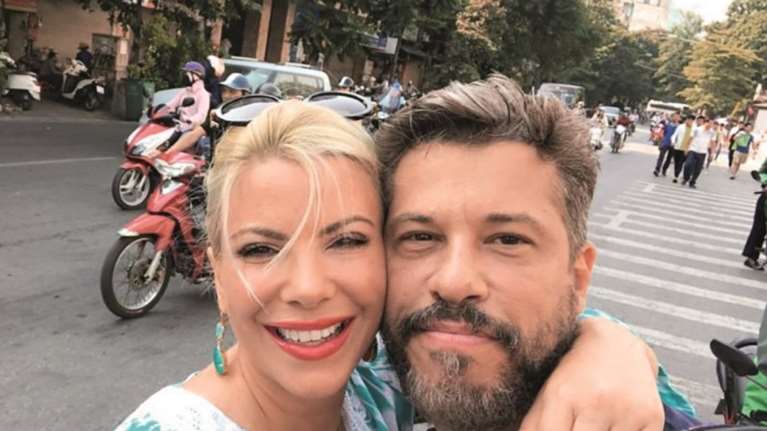 Χάρης Βαρθακούρης: Ετοιμάζει εκπομπή με την σύζυγο του Αντελίνα