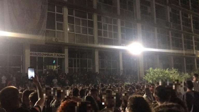 Κορονοπάρτι ΑΠΘ: Μεθυσμένοι νεαροί με μπουλντόζα συνέθλιψαν το πόδι του φίλου τους- &quot;Σταμάτησαν όταν τον άκουσαν να ουρλιάζει&quot;