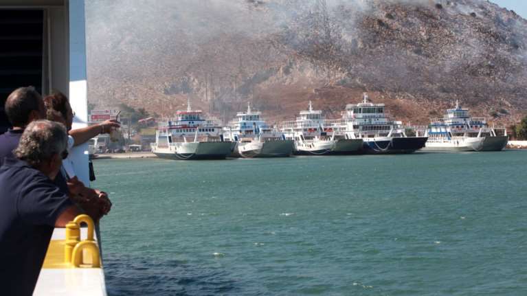 Συναγερμός στην Πυροσβεστική: Φωτιά στην περιοχή Παλούκια στη Σαλαμίνα