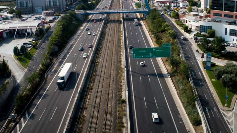Καταδίωξη στην Αττική οδό: Οδηγός έσπασε τις μπάρες των διοδίων, τραυματίστηκε αστυνομικός