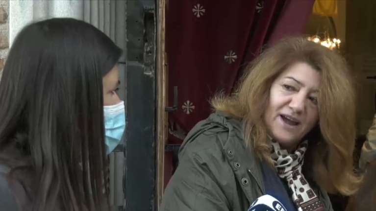 Θεσσαλονίκη - Αγ. Δημήτριος: Ο απίθανος διάλογος δημοσιογράφου με πιστή για τη μη χρήση μάσκας [βίντεο]