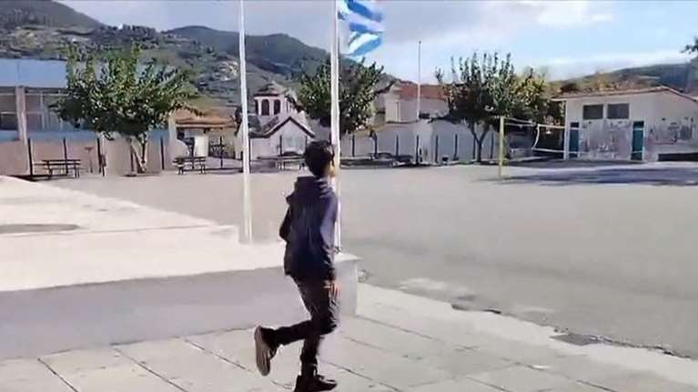 Σκόπελος: 13χρονος μαθητής βρήκε και παρέδωσε χίλια ευρώ - Ανήκαν σε άνθρωπο σε αναπηρικό αμαξίδιο [βίντεο]