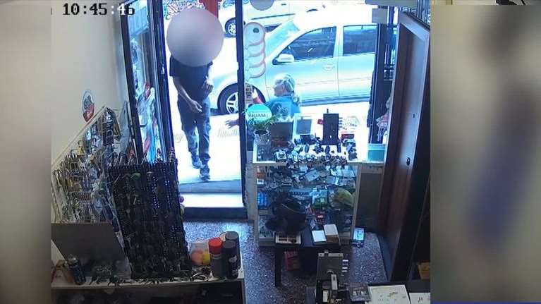 Βίντεο ντοκουμέντο: Σεσημασμένος κακοποιός άρπαζε χρυσές αλυσίδες από τον λαιμό ηλικιωμένων