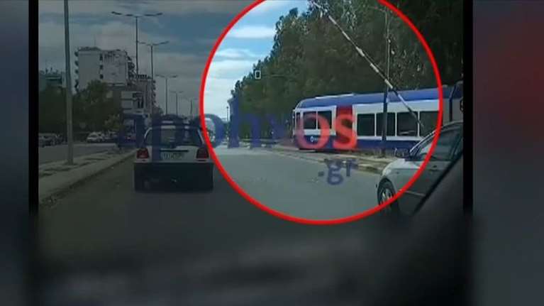 Πάτρα: Βίντεο ντοκουμέντο - Προαστιακός πέρασε με τις μπάρες ανοιχτές