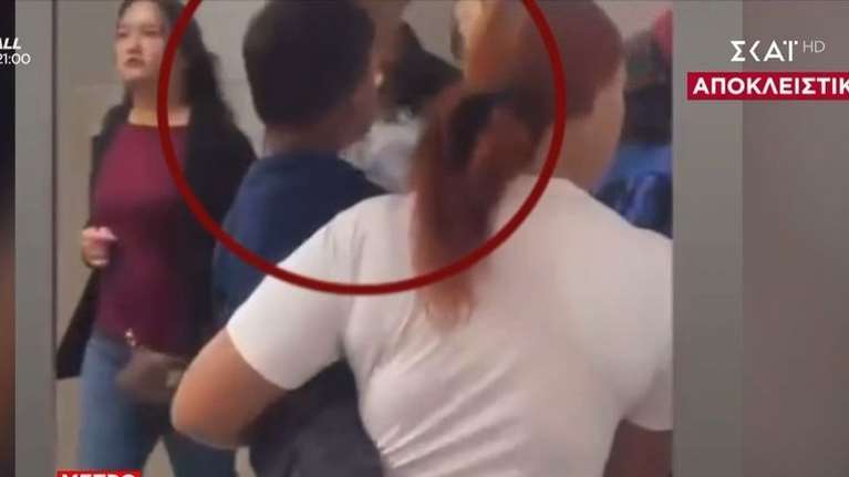 Μοναστηράκι: Εικόνα σοκ - Ανήλικος ατμίζει με ηλεκτρονικό τσιγάρο στην αγκαλιά της μητέρας του [βίντεο]