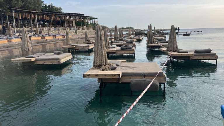 Ρόδος: Σφράγισαν αιφνιδιαστικά το beach bar με τις ξαπλώστρες μέσα στη θάλασσα - Ετοίμαζε... πάρτι παρά το λουκέτο [εικόνες]