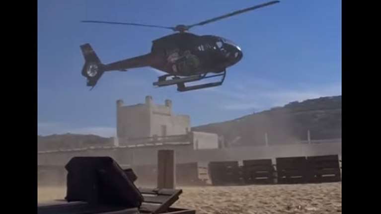 Επίδειξη νεοπλουτισμού στη Μύκονο: Επιχειρηματίας προσγειώθηκε με ελικόπτερο σε παραλία [βίντεο]