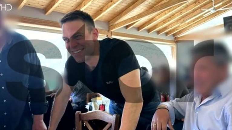 Κασσελάκης: Σε παραθαλάσσια ταβέρνα μετά την παρέλαση – Ορκίζεται στα γενέθλιά του