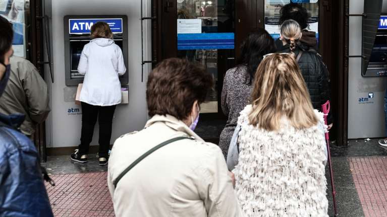 Υπέρογκες οι προμήθειες των τραπεζών 1,2 δισ. ευρώ ετησίως: Οι τρόποι για να μειώσετε το κόστος