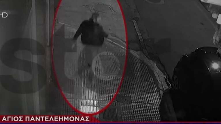 Άγ. Παντελεήμονας: Καρέ καρέ η καταδίωξη του Αιγύπτιου που έβγαλε χατζάρα - "Θα σου κόψω το κεφάλι, είμαι ο αρχηγός της πλατείας" [βίντεο]