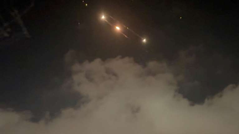 Νέο μπαράζ ιρανικών πυραυλικών επιθέσεων στο Ισραήλ - Απάντηση για το χτύπημα στην κρατική τηλεόραση στην Τεχεράνη [live blog]