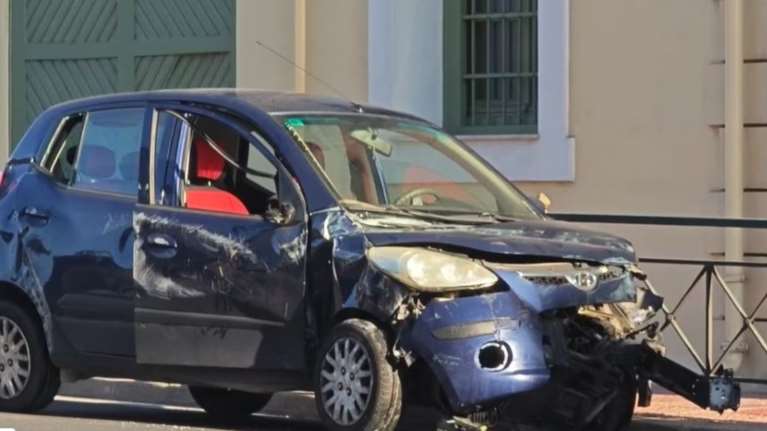 Τροχαίο στην Πειραιώς: ΙΧ πέρασε στο αντίθετο ρεύμα και έπεσε πάνω σε κάγκελα - Έκλεισε η μία λωρίδα [βίντεο]