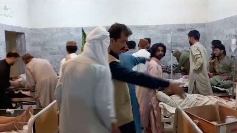 Πακιστάν: Τουλάχιστον 52 νεκροί και 58 τραυματίες σε επίθεση αυτοκτονίας σε τζαμί - Δεκάδες οι εγκλωβισμένοι [εικόνες]