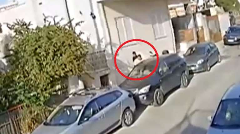 Άγιος Δημήτριος: Πώς κλέφτες σπάνε το τζάμι ΙΧ με ειδικό σφυρί και αρπάζουν τσάντα στη στιγμή [βίντεο]