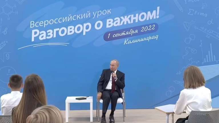 Πούτιν: Η προπαγάνδα σε μαθητές και το κρύο αστείο με τους &quot;λαστιχένιους πισινούς&quot;