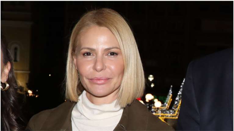 Τζένη Μπαλατσινού: Στιλάτη με πλεκτή ριγέ φούστα Victoria Beckham και ονειρεμένες καστόρινες μπότες