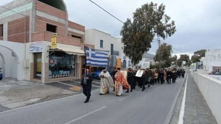 Λιτανεία στη Σαντορίνη για τους σεισμούς: Στους δρόμους με εικόνες κάτοικοι του νησιού για τον Αγιο Χαράλαμπο