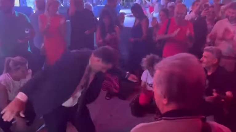 Ο Τσουκαλάς χόρεψε ζεϊμπέκικο στα 51 χρόνια του ΠΑΣΟΚ στο Ζάππειο: Τον χειροκροτούσε ο Ανδρουλάκης [βίντεο]