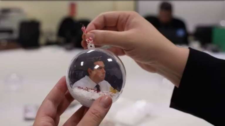 Χριστουγεννιάτικες μπάλες με φωτογραφίες... Μηταράκη έφτιαξαν στο υπουργείο του - Πάρτι στο Twitter [βίντεο]