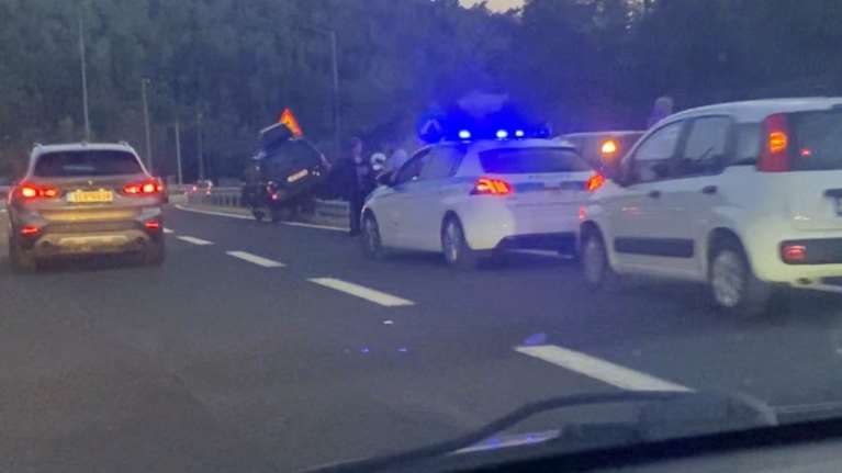 Τροχαίο στην Κατεχάκη: Τζιπ καβάλησε τα διαχωριστικά κιγκλιδώματα