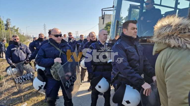 Αποκαταστάθηκε η κυκλοφορία στην ΕΟ Αθηνών-Λαμίας στην Αταλάντη: Την είχαν κλείσει αγρότες [Εικόνες]