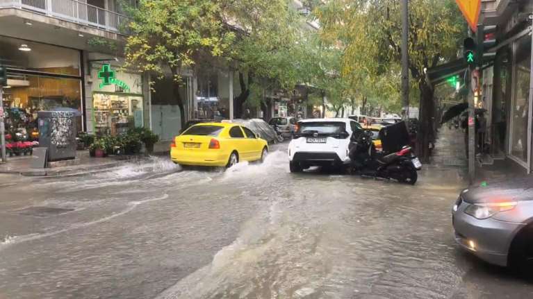 Στο "κόκκινο" η κίνηση στους δρόμους από τη βροχή: Αποκαταστάθηκε η κυκλοφορία στην οδό Πειραιώς [βίντεο]