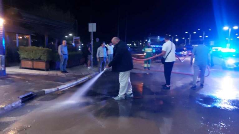 Βόλος: Ο Αχιλλέας Μπέος καθαρίζει με μάνικα τους δρόμους από τις λάσπες [βίντεο]