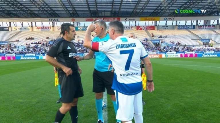 Legends 2004: Ακόμα &quot;πονάει&quot; ο Φίγκο; - Γιατί ορισμένοι λένε ότι δεν έδωσε το χέρι του στον Ζαγοράκη ο Πορτογάλος [βίντεο]