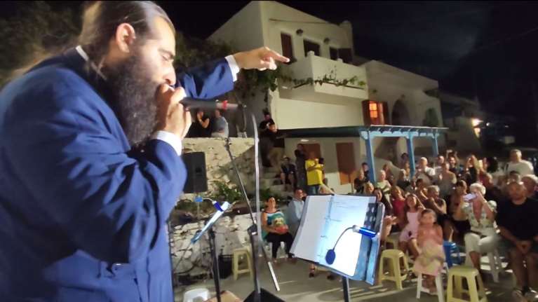 Νάξος: Αποθεώθηκε ο ιερέας που ράπαρε σε συναυλία τον Δεκαπενταύγουστο [Βίντεο]