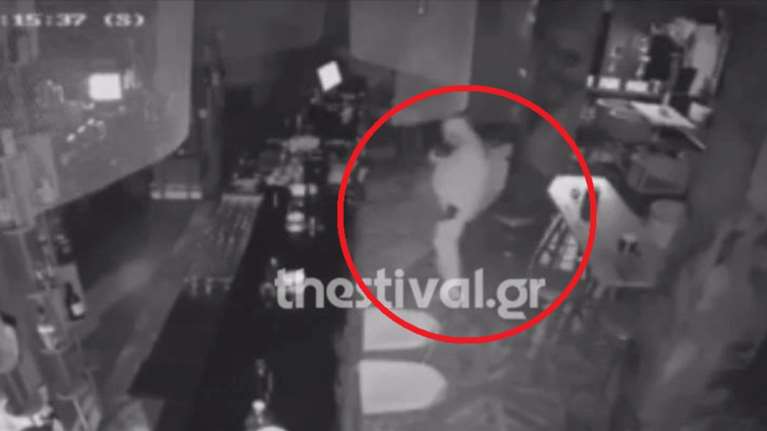 Κινηματογραφική ληστεία στη Θεσσαλονίκη: Ξήλωσαν με βαριοπούλα το χρηματοκιβώτιο κι έφυγαν σαν κύριοι [βίντεο]