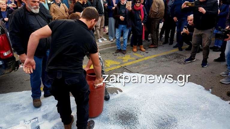 Χανιά: Αγρότες και κτηνοτρόφοι έχυσαν χάλα έξω από την εφορία - "Είναι το κάστρο του Μητσοτάκη"