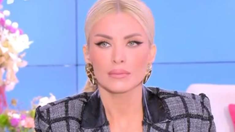 Η Κατερίνα Καινούργιου αποχώρησε από το πλατό της εκπομπής: &quot;Βοηθήστε με λίγο παιδιά&quot;