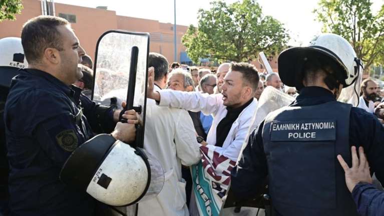 Επίσκεψη Μητσοτάκη στο Αττικόν για εγκαίνια ογκολογικής μονάδας - Ένταση μεταξύ εργαζομένων και αστυνομίας [εικόνες - βίντεο]