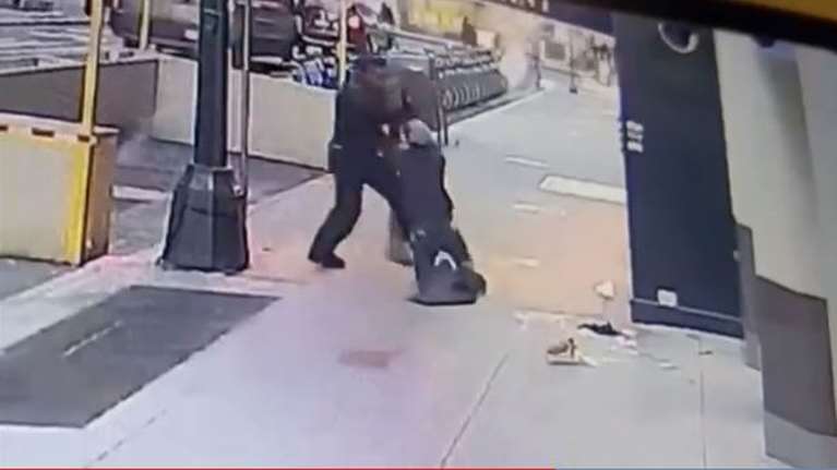 Νέα Υόρκη: Πήγε να σκεπάσει με παλτό τον ζητιάνο για να μην κρυώνει...και αυτός του επιτέθηκε και του έκλεψε το πορτοφόλι [βίντεο]