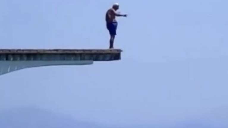 Ρόδος: Άφωνοι με τη βουτιά του 92χρονου από τα 6 μέτρα - Έγινε viral [βίντεο]