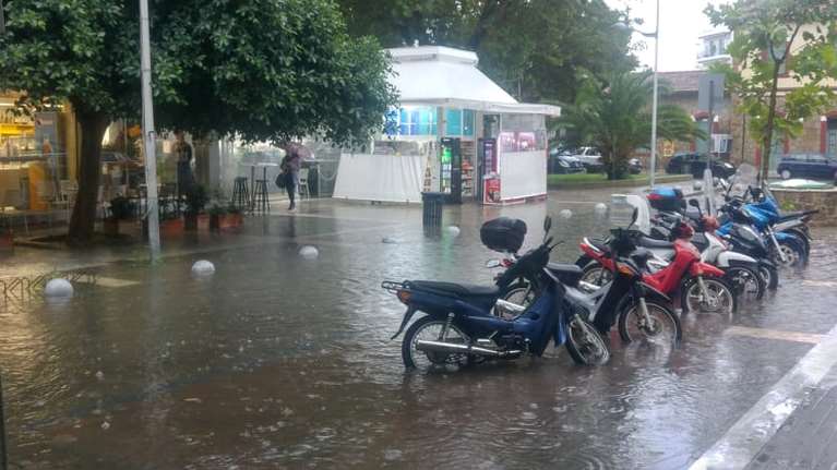 Κακοκαιρία Μπάλλος: Στα δύο κόπηκε ο Πόρος Κεφαλονιάς, χιόνια στο Νυμφαίο, ποτάμια οι δρόμοι στην Καλαμάτα