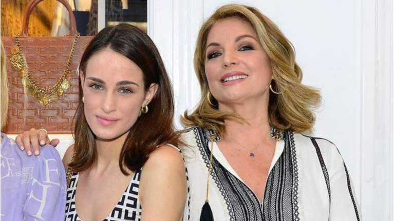 Μαρία Βοσκοπούλου: Οι φωτογραφίες με το μαγιό της στην πισίνα με την απίστευτη θέα στο βουνό και τη θάλασσα