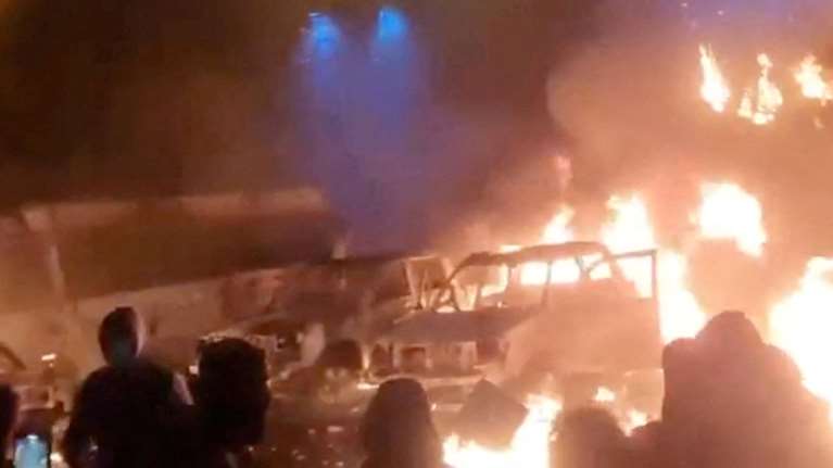 Χάος στο Ιράν: Οι διαδηλωτές έκαψαν την κρατική τηλεόραση - Ο αλαζόνας Τραμπ θα "πέσει", λέει ο Χαμενεΐ